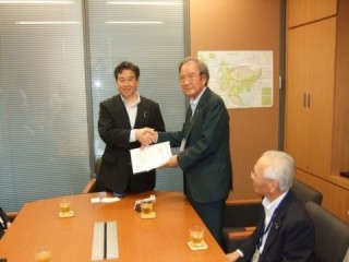 原口衆議院議員（左）に要望書を手渡す松藤会長