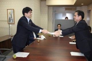 石塚副知事（右）に要望書を提出する田上市長