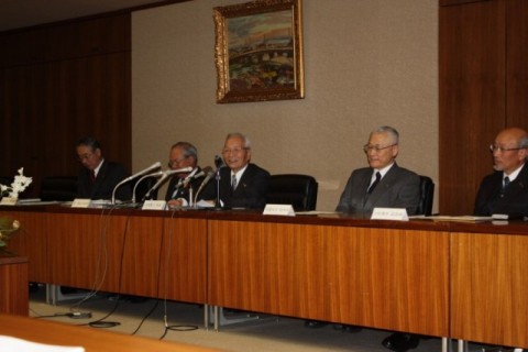 臨時議員総会後の記者会見。左から里副会頭、上田会頭、渡邉副会頭、小松副会頭