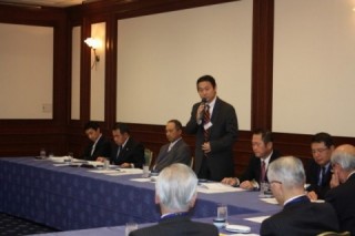 長崎の活性化策について意見を交わす長崎親善大使と正副会頭