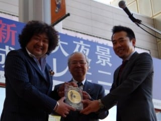 葉加瀬さん（左）から原盤レプリカ盾を受け取る里委員長（中央）と井口ＹＥＧ会長
