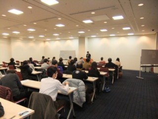 初開催となった東京会場で試験に挑む受験者